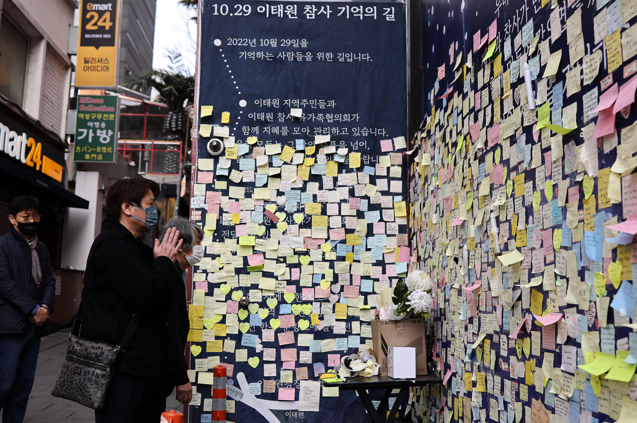 지난 2001년 일본 아카시시 불꽃축제 과정에서 발생한 육교 압사 참사의 유가족인 미키 기요시(오른쪽), 시모무라 세이지 씨가 17일 오전 서울 이태원 참사 현장을 방문, 추모 메시지 앞에서 헌화 후 묵념하고 있다. [연합]