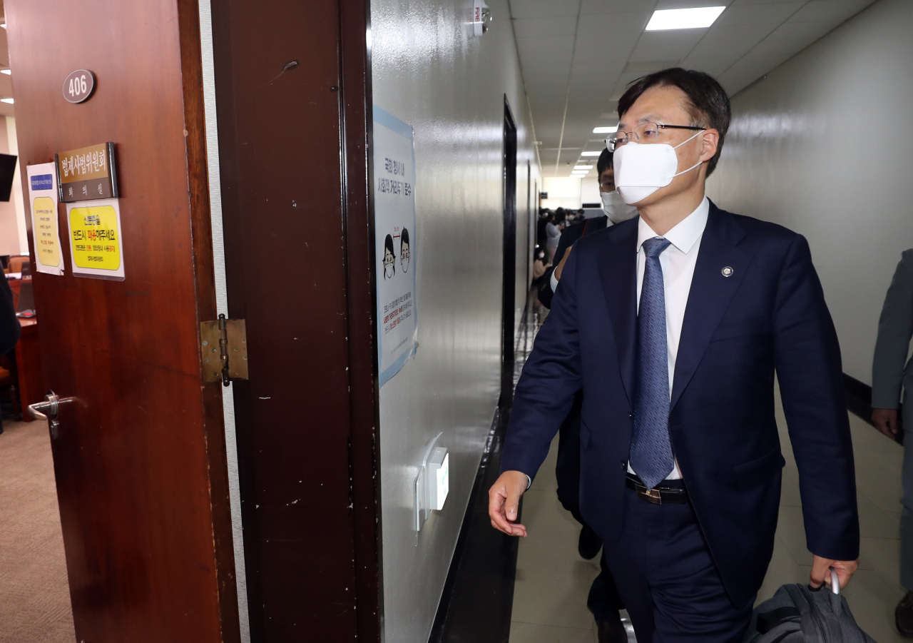 김형두 법원행정처 차장이 20일 오후 검찰청법과 형사소송법 등 '검수완박' 관련 법안을 심사할 법사위 제1소위원회 회의가 열리는 국회 법사위 전체회의실로 들어가고 있다. 이상섭 기자