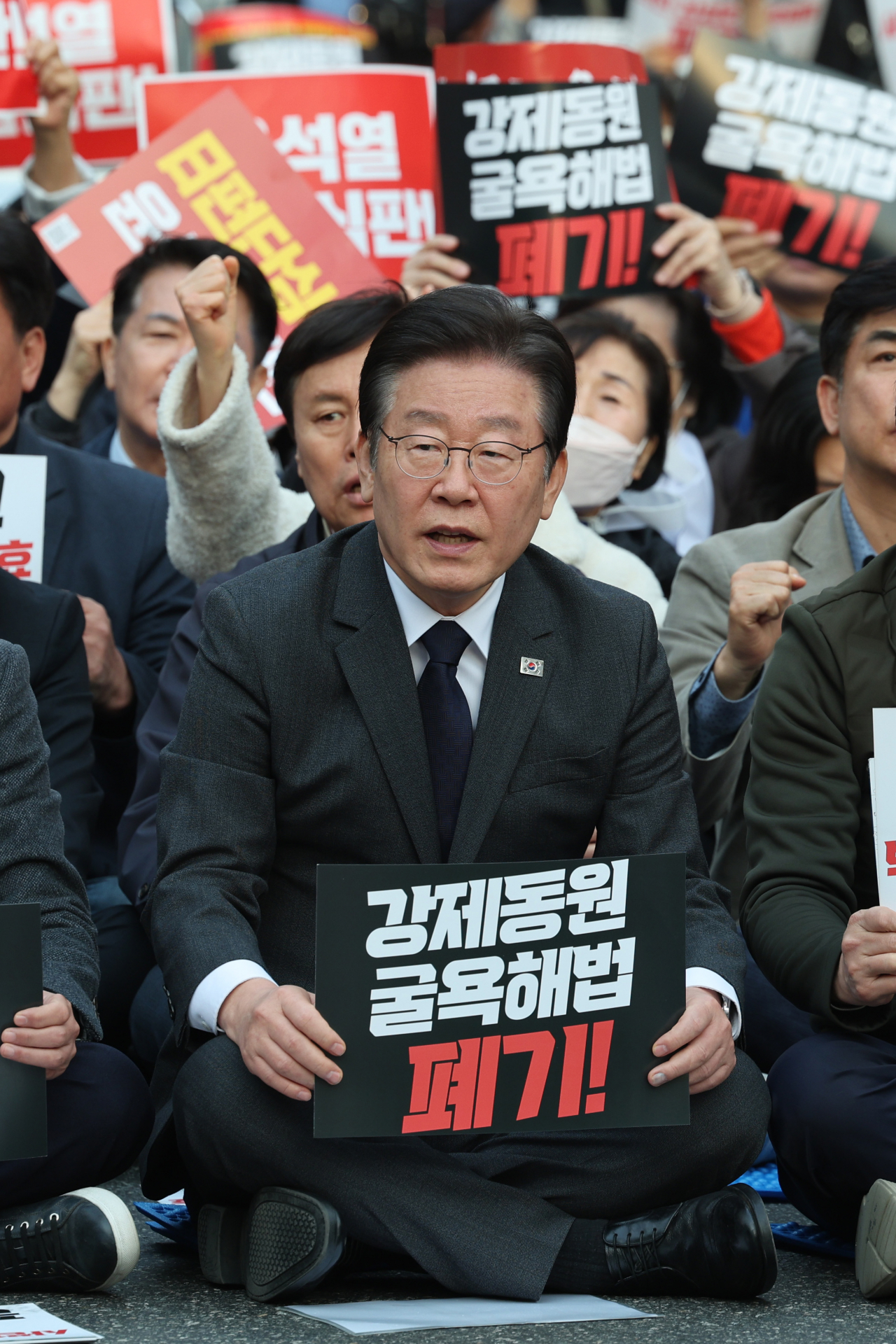 이재명 더불어민주당 대표가 25일 오후 서울시청 인근에서 열린 '강제동원 해법 및 한일정상회담을 규탄하는 4차 범국민대회'에서 관련 구호를 외치고 있다. [연합]