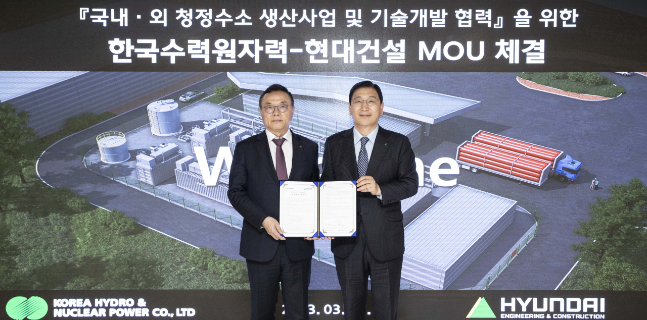 현대건설-한수원 국내·외 청정수소 생산사업 및 기술개발 협력을 위한 업무협약(MOU) 체결식. 현대건설 윤영준 사장(오른쪽)과 한수원 황주호 사장이 24일 협약 체결 이후 기념사진을 촬영하고 있다. [현대건설]