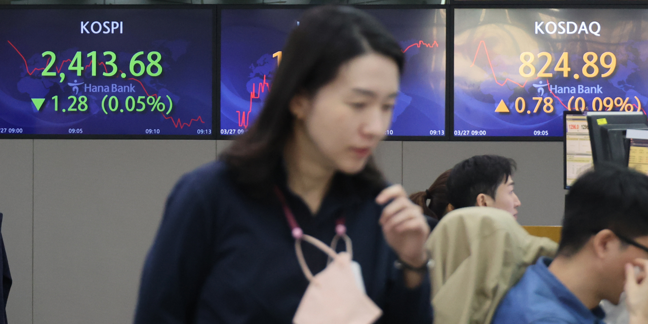 27일 코스피는 8.98포인트(0.37%) 오른 2423.94로 시작했다. 코스닥은 3.84p(0.47%) 오른 827.95, 원/달러 환율은 0.2원 오른 1294.5원으로 개장했다. 사진은 이날 명동 하나은행 본점 딜링룸 모습. 연합뉴스
