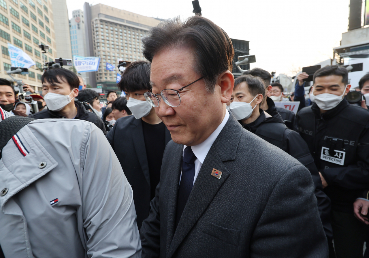 이재명 더불어민주당 대표가 25일 오후 서울시청 인근에서 열린 '강제동원 해법 및 한일정상회담을 규탄하는 4차 범국민대회'에 참석하고 있다. [연합]