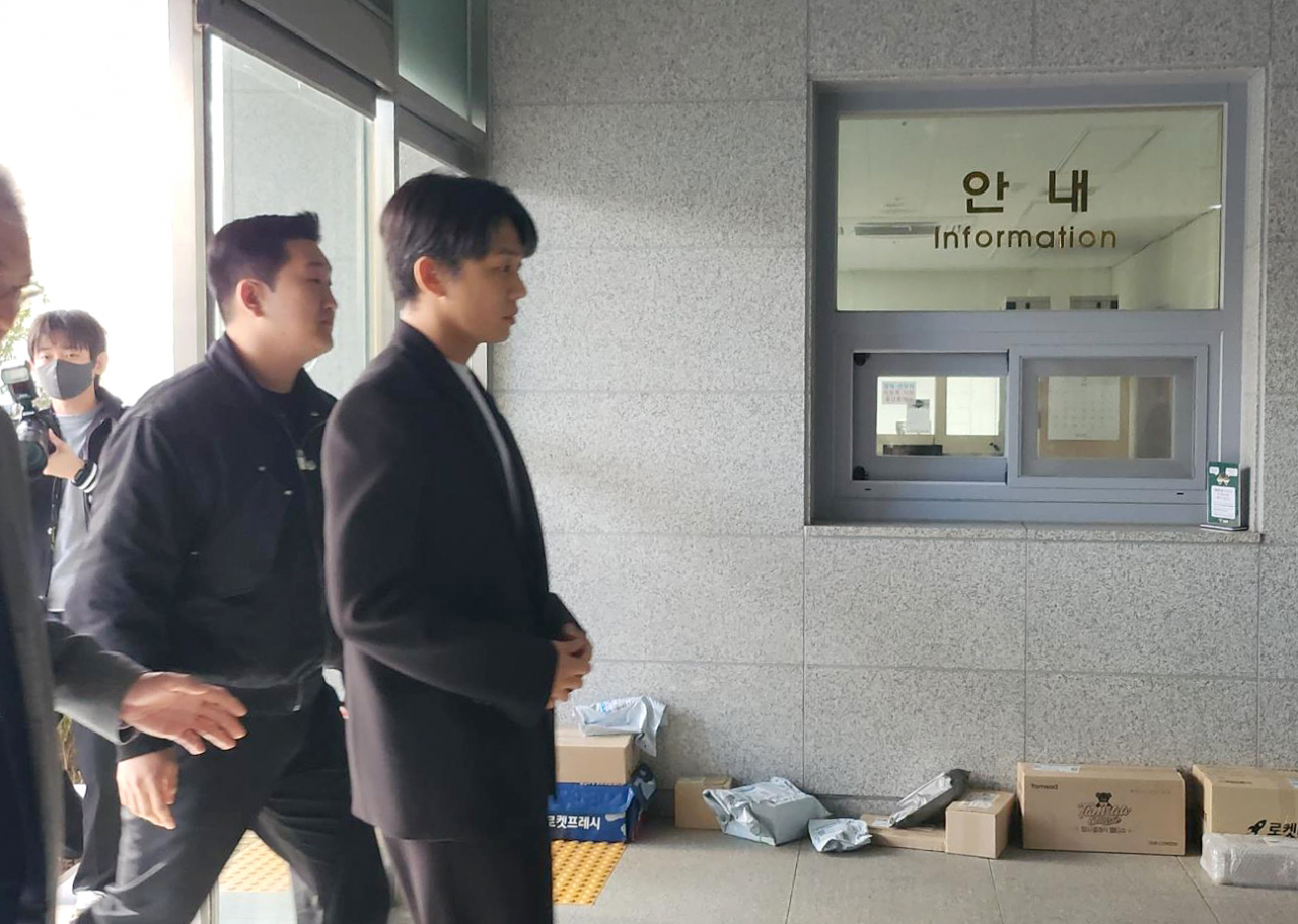 27일 마약류 투약 혐의를 받는 배우 유아인(37·본명 엄홍식)이 서울경찰청 마포청사에 출석하고 있다. [연합]