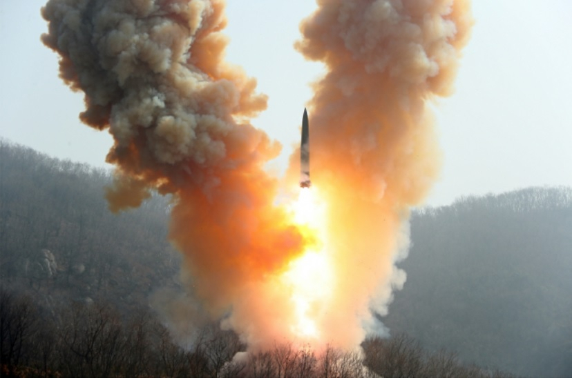 합참은 27일 오전 북한이 황해북도 중화 일대에서 동해상으로 단거리탄도미사일(SRBM) 2발을 발사했다고 밝혔다. 각각 370여㎞를 비행해 동해상에 탄착한 북한의 SRBM은 북한판 이스칸데르 KN-23계열로 추정된다. 북한이 지난 19일 사일로(Silo·지하발사대)로 추정되는 시설에서 KN-23계열을 발사하는 모습. [평양 노동신문=뉴스1]