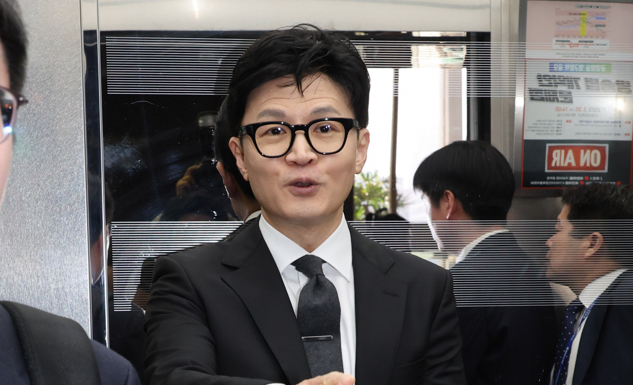 한동훈 법무부 장관이 27일 오전 법사위에 출석하기 위해 서울 여의도 국회 본청에 도착, 취재진의 질문에 답한 뒤 승강기에 오르고 있다. [연합]
