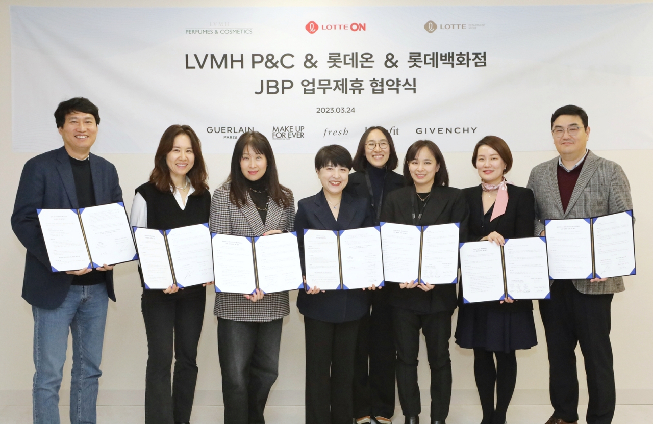 24일 오후 서울 종로구 LVMH코스메틱스 본사에서 열린 ‘롯데온-롯데백화점-LVMH코스메틱스’ 협약식. 김장규(왼쪽부터) 롯데온 영업본부장·김정선 프레쉬 전무·정선민 베네피트 전문·이경아 메이크업포에버 부사장·조성경 겔랑 전무·최영민 지방시 뷰티 전무·김지수 롯데백화점 뷰티&액세서리 부문장·이청연 롯데백화점 기획부문장이 기념촬영을 하고 있다. [롯데쇼핑 제공]
