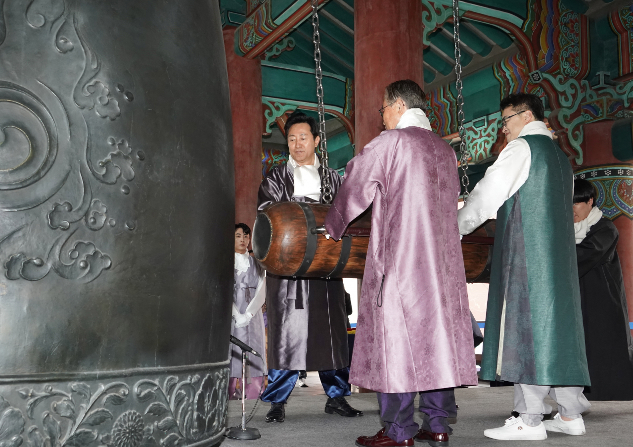 오세훈 서울시장은 27일 13시 경복궁 사정전에서 이철우 경상북도지사, 시민, 재현단 등 200여명이 참여하는 퇴계선생 마지막 귀향길 재현행사 개막식에 참석한다. 사진은 이달 1일 열린 3.1절 기념 타종행사 장면. [서울시 제공]