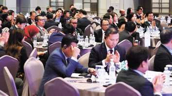 ‘수교 50주년 기념 한국-인도네시아 경제협력포럼’ 참석자들이 주요 인사들의 발표를 듣고 있다. 임세준 기자