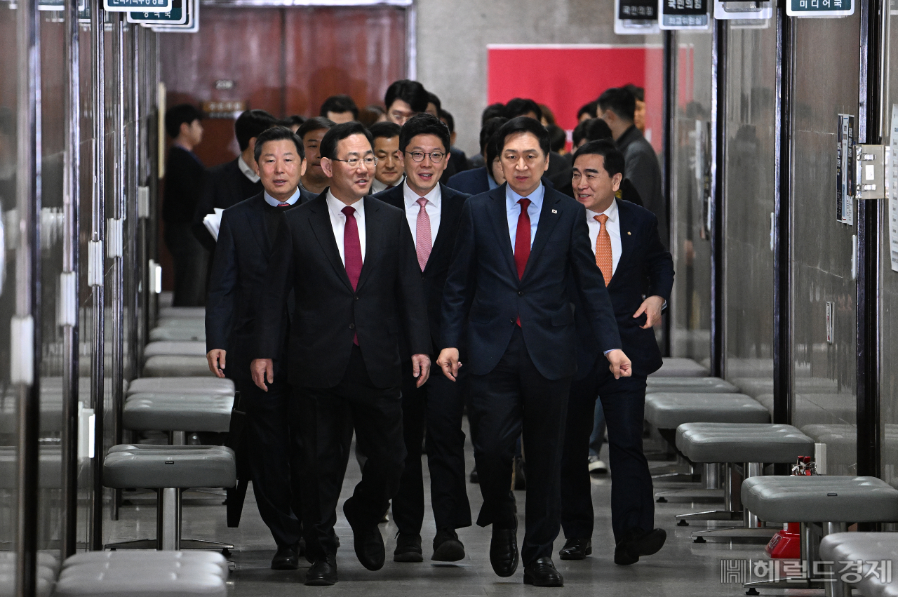 국민의힘 지도부가 27일 서울 영등포구 여의도 국회의사당 본청에서 열린 국민의힘 최고위원회의에 참석하기 위해 들어서고 있다. 임세준 기자