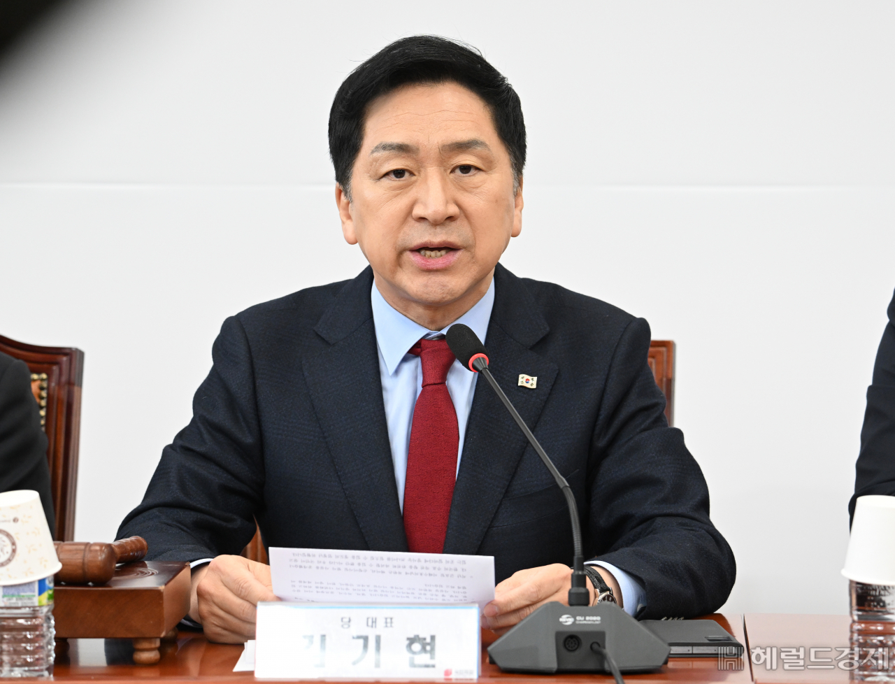김기현 국민의힘 당대표가 27일 서울 영등포구 여의도 국회의사당 본청에서 열린 국민의힘 최고위원회의에 참석해 발언하고 있다. 임세준 기자