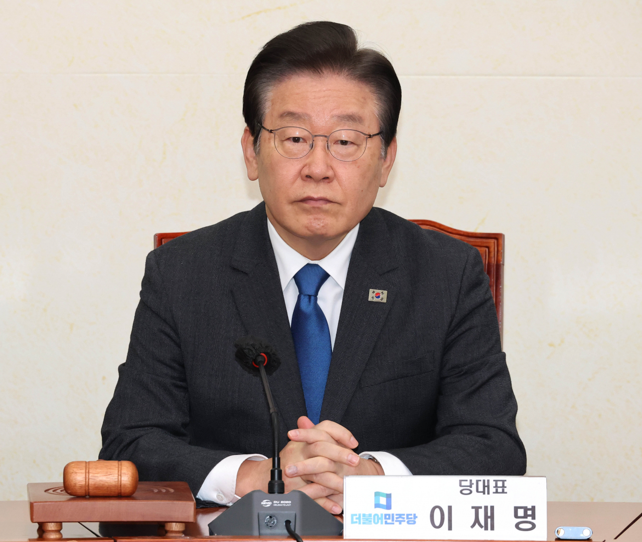 이재명 더불어민주당 대표가 27일 국회에서 열린 최고위원회의에서 자리에 앉아 있다. [연합]