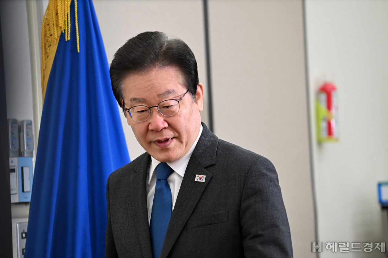 이재명 더불어민주당 대표가 27일 서울 영등포구 여의도 국회의사당 본청에서 열린 더불어민주당 최고위원회의에 참석하고 있다. 임세준 기자