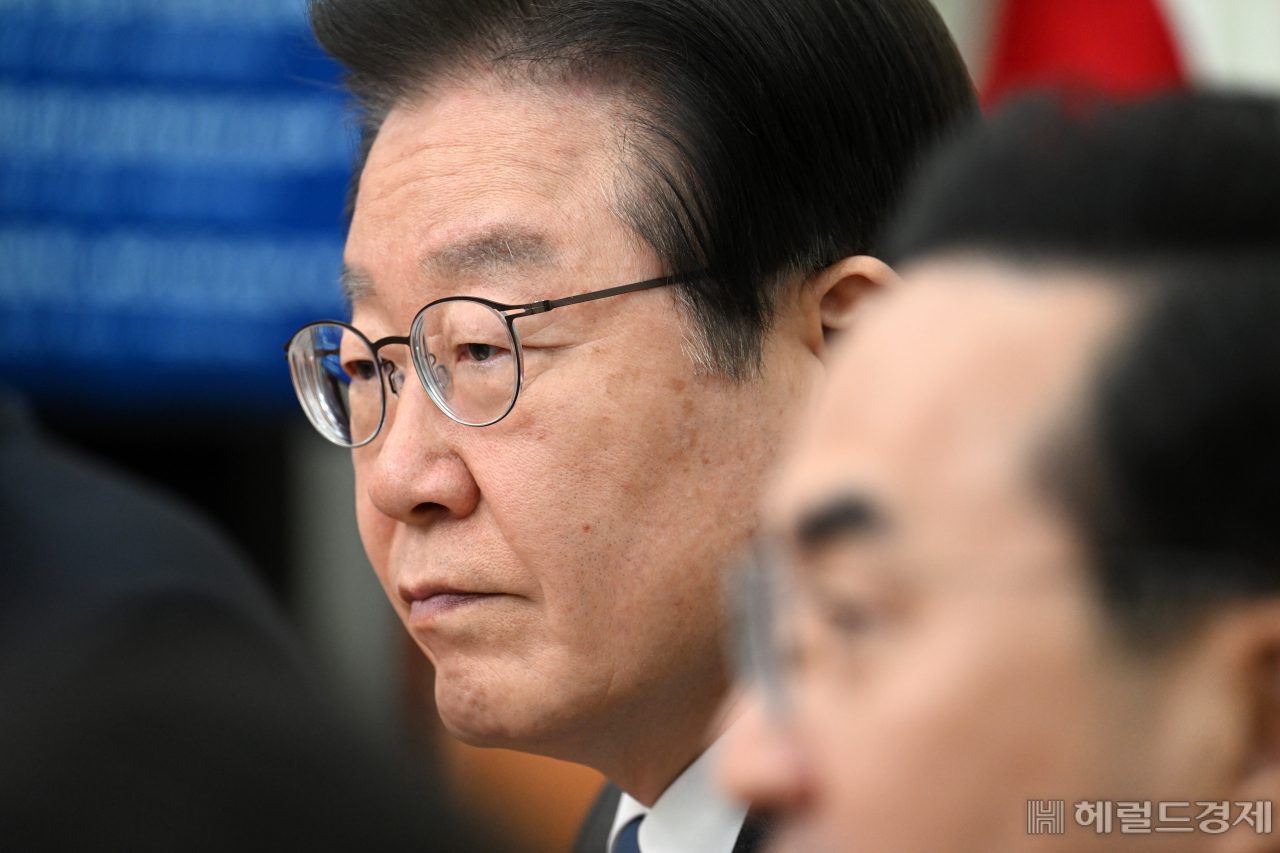 이재명 더불어민주당 대표가 27일 서울 영등포구 여의도 국회의사당 본청에서 열린 더불어민주당 최고위원회의에 참석하고 있다. 임세준 기자