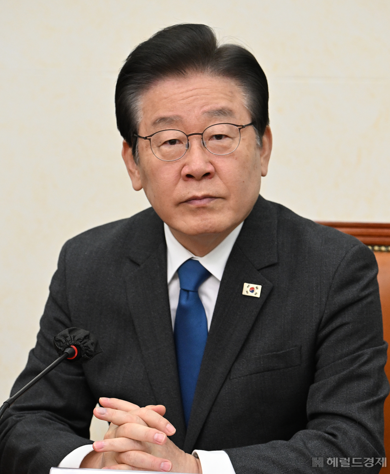 이재명 더불어민주당 대표가 27일 서울 영등포구 여의도 국회의사당 본청에서 열린 더불어민주당 최고위원회의에 참석하고 있다. 임세준 기자