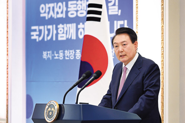 윤석열 대통령이 23일 청와대 영빈관에서 열린 복지·노동 현장 종사자 초청 오찬에서 발언하고 있다. [연합]