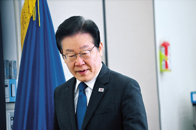이재명 더불어민주당 대표가 27일 국회에서 열린 최고위원회의에 입장하고 있다. 임세준 기자