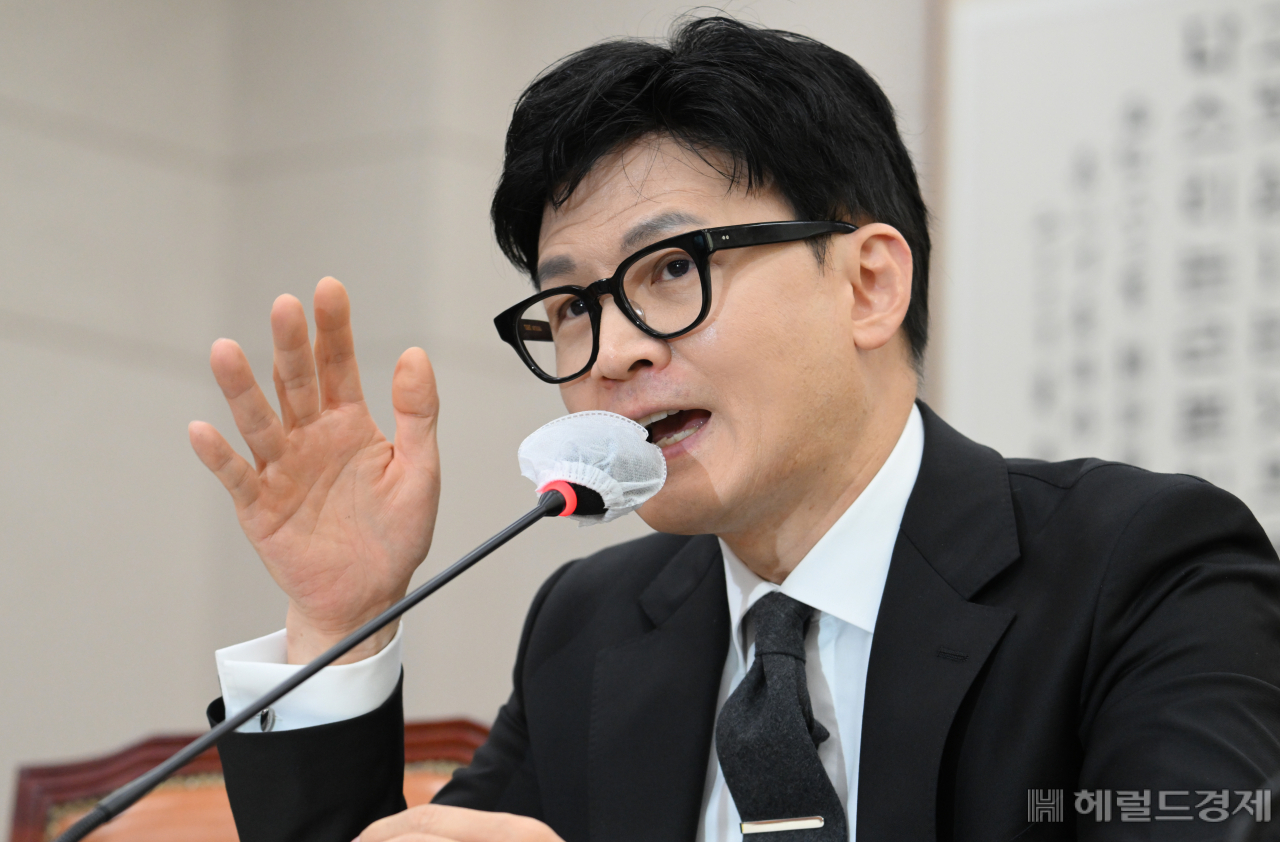 한동훈 법무부장관이 27일 서울 영등포구 여의도 국회의사당 본청에서 열린 국회 법제사법위원회 전체회의에 참석하고 있다. 임세준 기자
