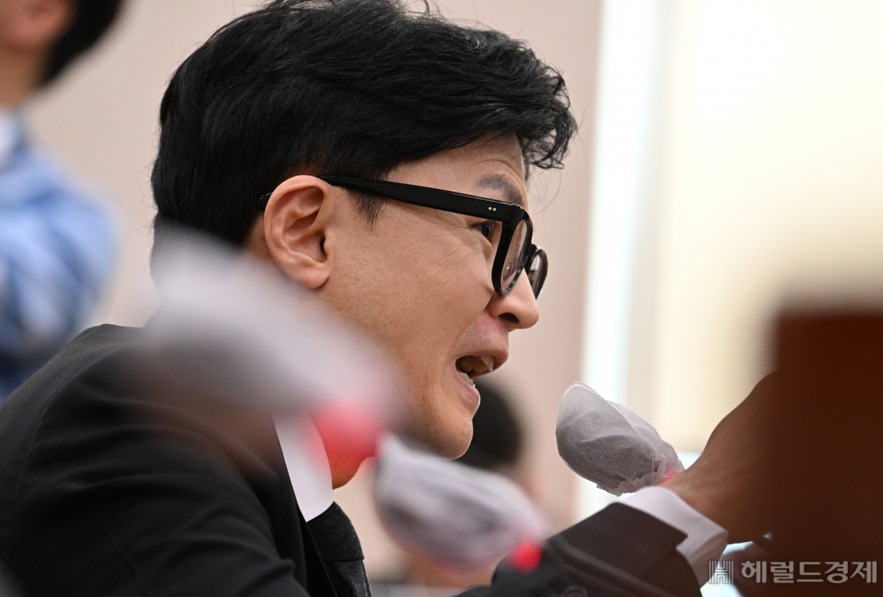 한동훈 법무부장관이 27일 서울 영등포구 여의도 국회의사당 본청에서 열린 국회 법제사법위원회 전체회의에 참석해 의원들의 질의에 답하고 있다. 임세준 기자