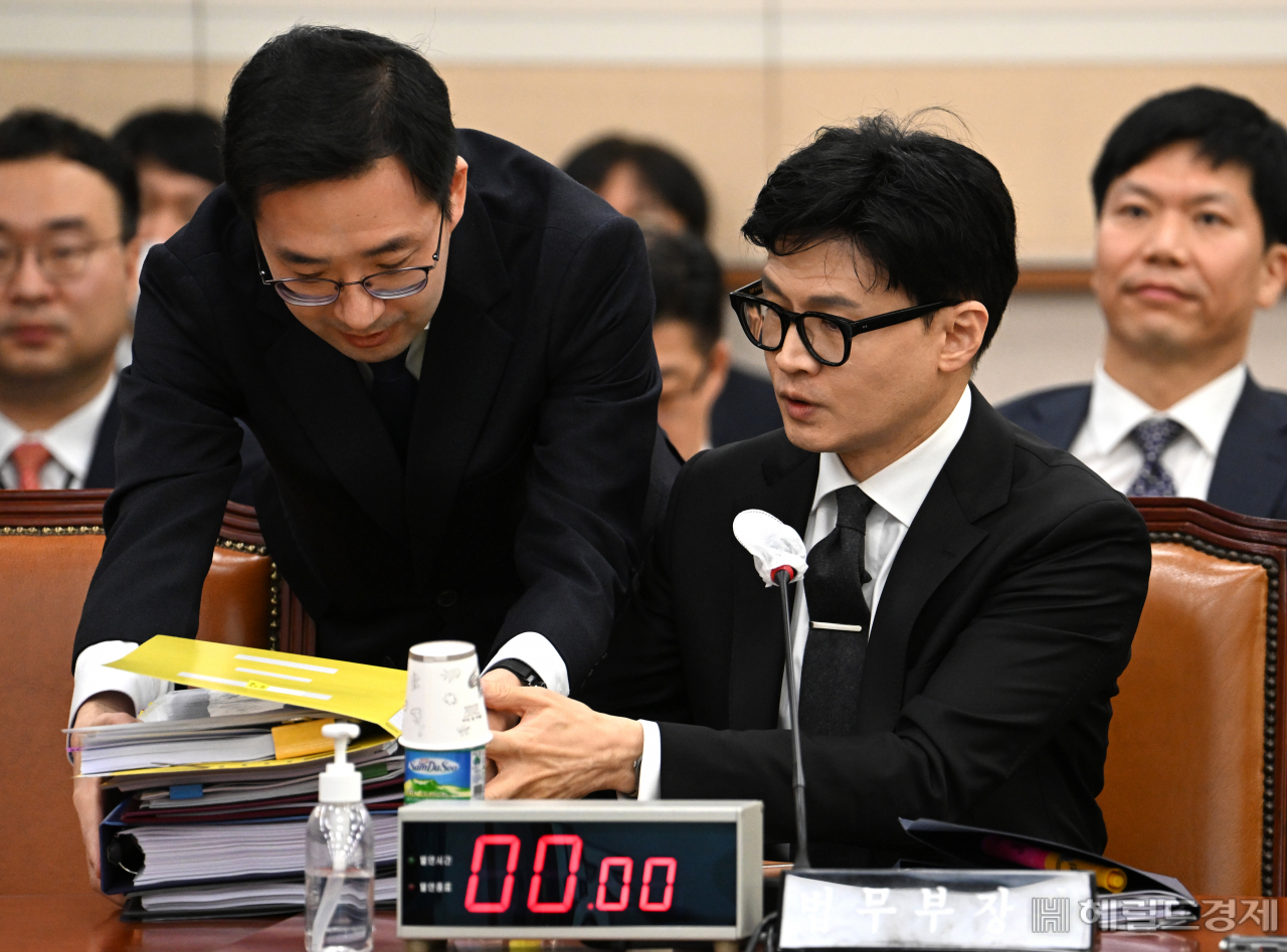 한동훈 법무부장관이 27일 서울 영등포구 여의도 국회의사당 본청에서 열린 국회 법제사법위원회 전체회의에 참석하고 있다. 임세준 기자