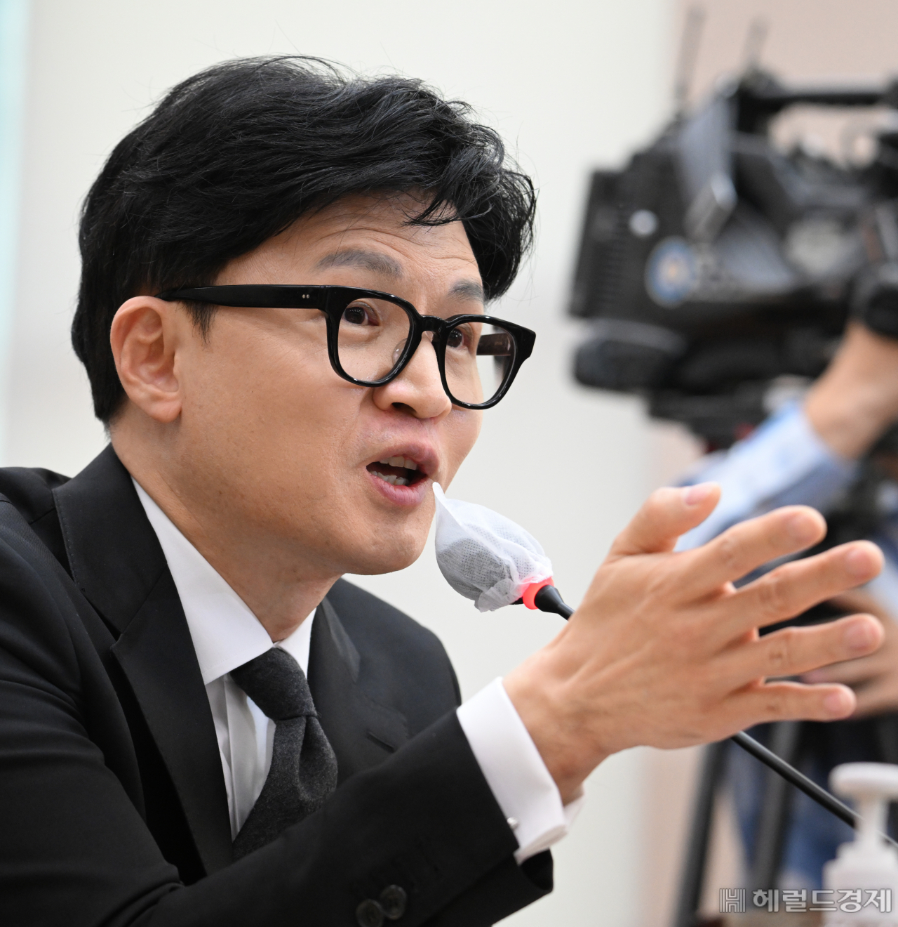 한동훈 법무부장관이 27일 서울 영등포구 여의도 국회의사당 본청에서 열린 국회 법제사법위원회 전체회의에 참석하고 있다. 임세준 기자