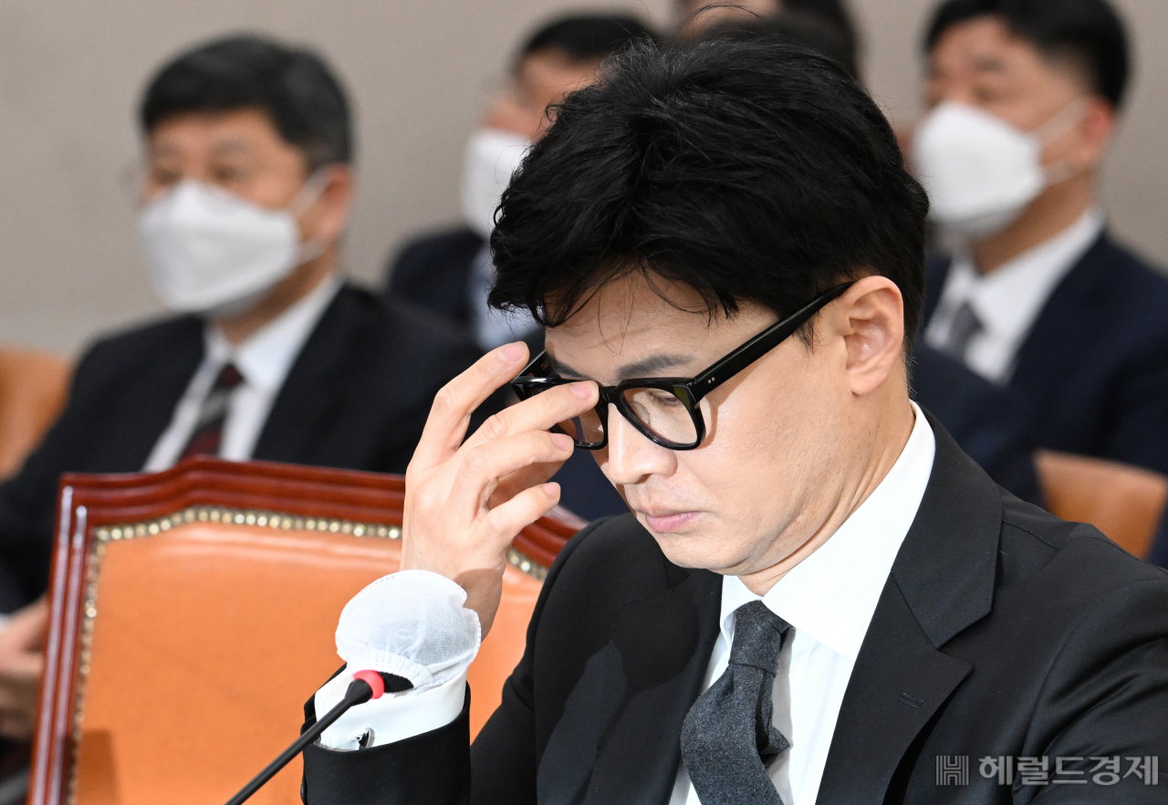 한동훈 법무부장관이 27일 서울 영등포구 여의도 국회의사당 본청에서 열린 국회 법제사법위원회 전체회의에 참석하고 있다. 임세준 기자