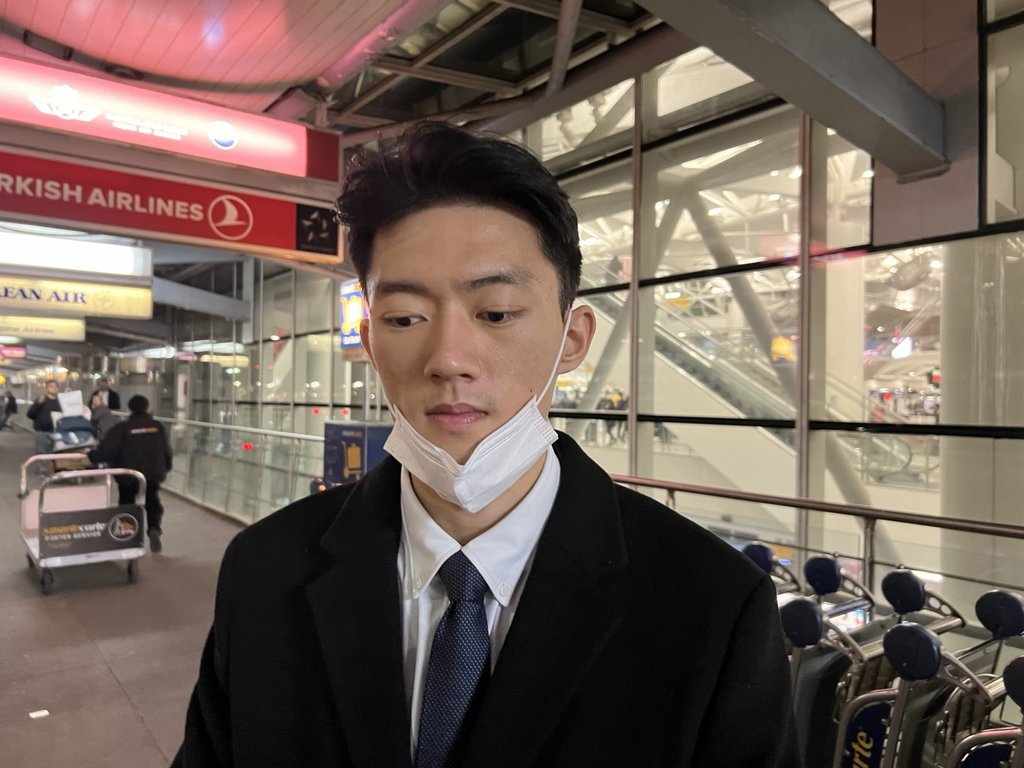 전두환 대통령의 손자 전우원씨가 26일(현지시간) 뉴욕 JFK 공항에서 귀국 비행기 탑승 전 연합뉴스와 인터뷰를 하고 있다[연합뉴스]