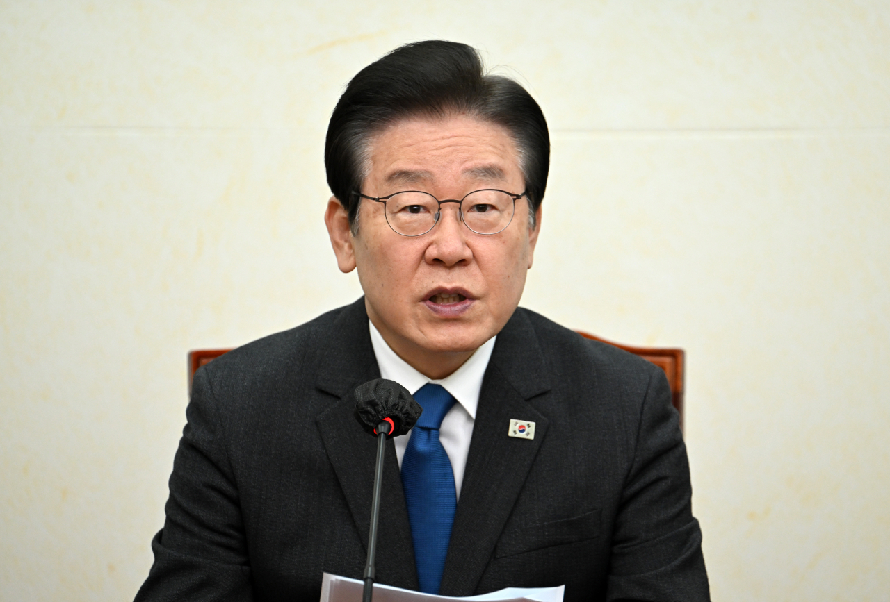 이재명 더불어민주당 대표가 27일 서울 영등포구 여의도 국회의사당 본청에서 열린 더불어민주당 최고위원회의에 참석해 발언하고 있다. 임세준 기자