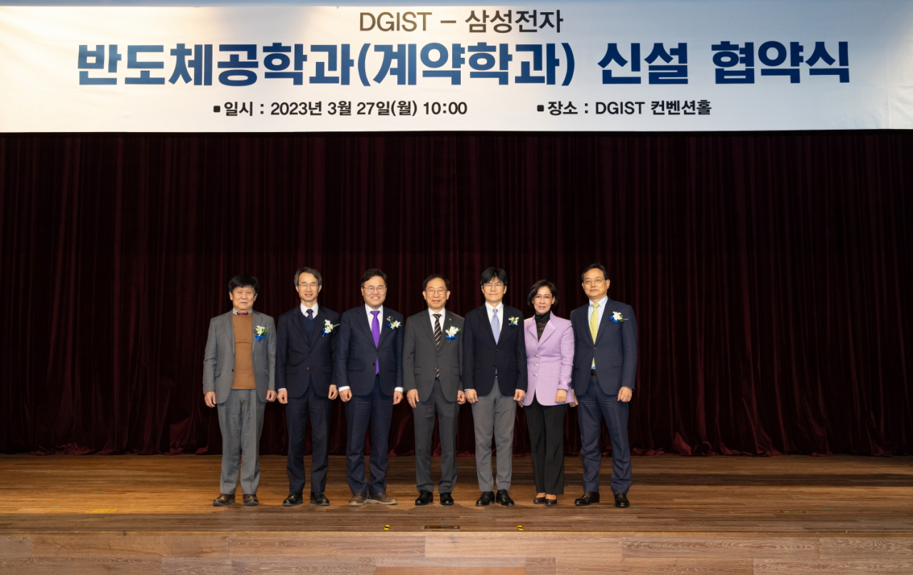 (왼쪽부터) 김칠민 DGIST 부총장, 김종한 대구광역시 부시장, 홍석준 국회의원, 국양 DGIST 총장, 남석우 삼성전자 제조담당 사장, 이인선 국회의원, 김완표 삼성글로벌리서치 상생연구담당 사장.[삼성전자 제공]