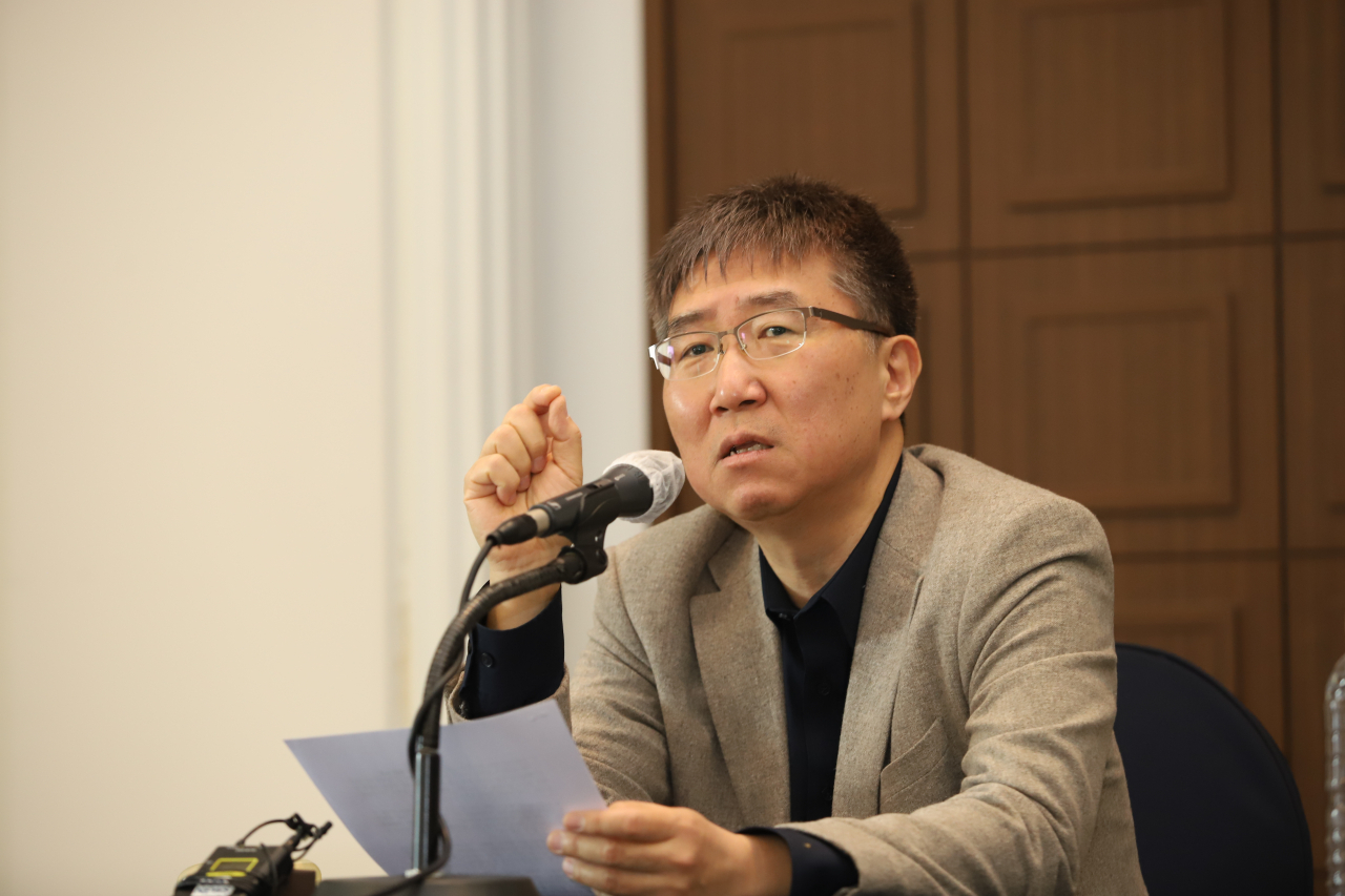 장하준 英 캠브리지대 교수가 27일 서울 중구 프레스센터에서 신간 '장하준의 경제학 레시피' 출판 기자간담회를 열고, 질문에 답변하고 있다. [부키출판사 제공]