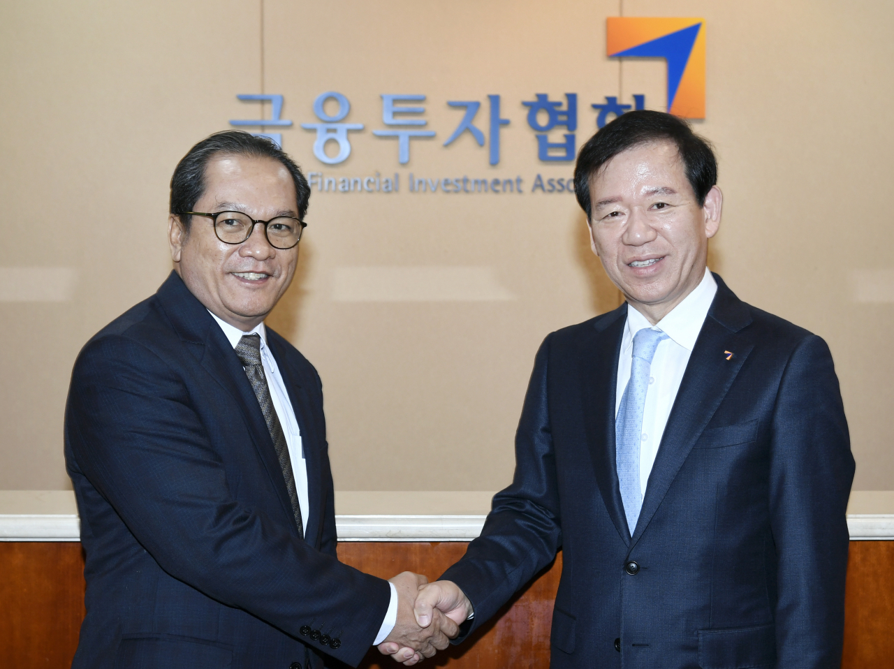왼쪽부터 뺀 티롱 캄보디아 재경부 차관과 서유석 금융투자협회장 [금투협 제공]