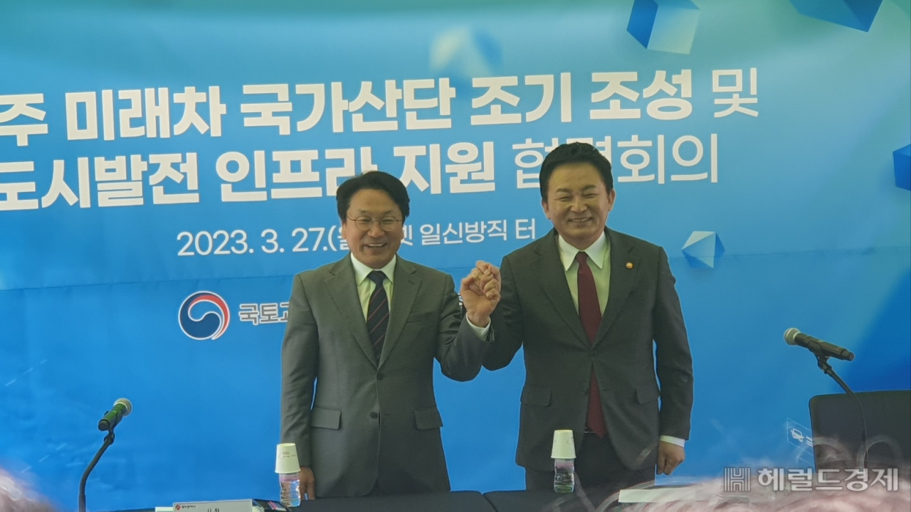광주시는 27일 미래 차 국가산단 조기 착공, 달빛 고속철도 도심 구간 지하화, 교통 혼잡도로 개선 등 현안을 국토교통부에 건의했다. 서인주 기자