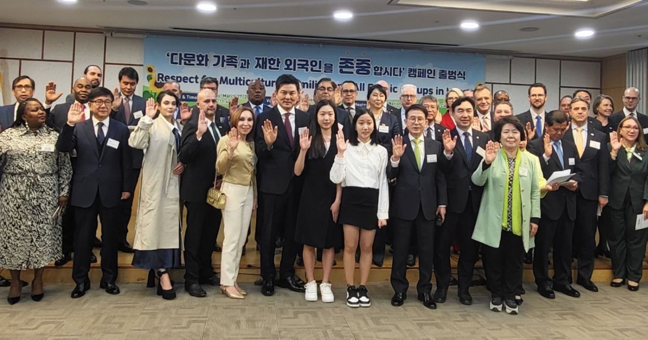 ‘다문화가족과 재한외국인을 존중합시다’ 캠페인 출범식이 27일 국회의원회관에서 열리고 있다. 사진은 앞줄 여섯번째부터 아브레우 주한브라질 대사, 김태호 국회외교통일위원장, 선서 학생대표 서울외국인학교 임태린, 민하린 학생, 선플재단 이사장 민병철 중앙대 석좌교수, 윤관석 국회산자위원장, 서정숙 국회의원. 이날 행사에는 25개국 주한 대사 및 외교사절 등 총 40개국이 참석했다.