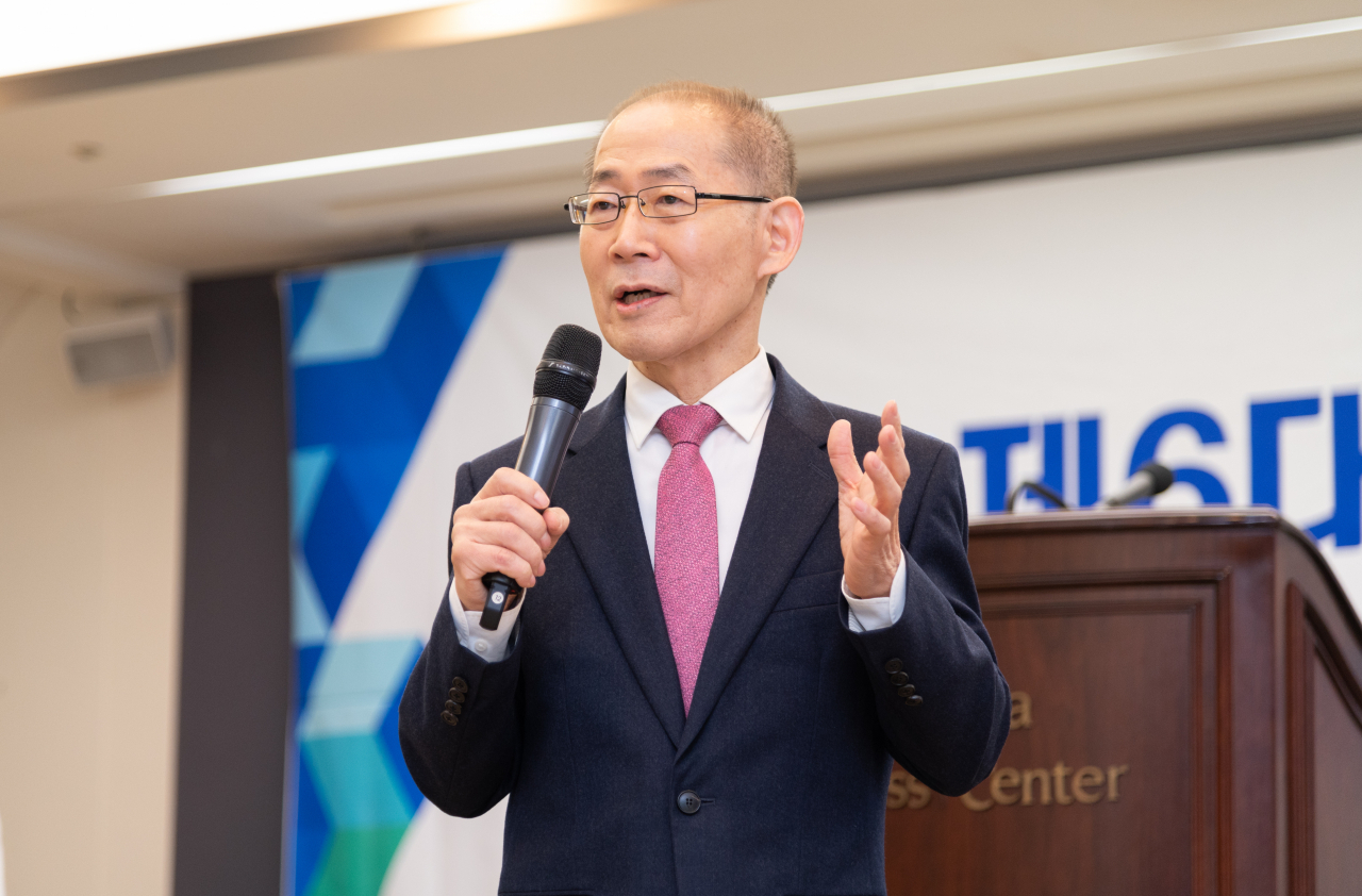 이회성 IPCC 의장이 27일 열린 브리핑에서 IPCC 제6차 종합보고서 내용을 설명하고 있다. [기상청 제공]