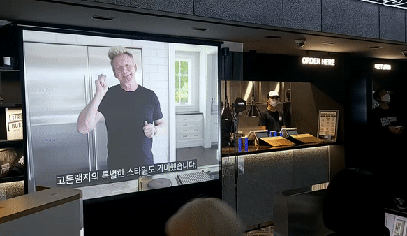 27일 미디어행사가 열린 고든램지스트리트버거 1호점 무역센터점에서 고든램지가 영상 속에서 축하 인사를 전하고 있다. 김희량 기자