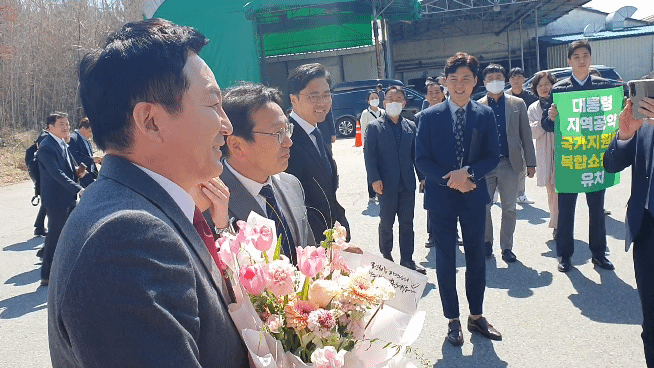 원희룡 장관이 27일 광주복합쇼핑몰 후보지인 전남일식방직터를 찾았다. 시민들이 꽃다발을 건네며 환호를 보냈다. 서인주 기자