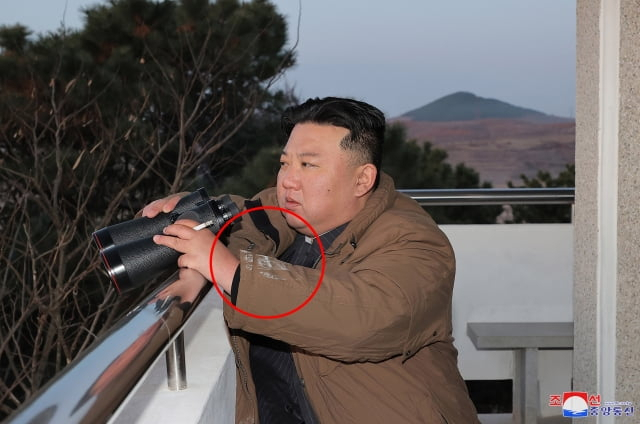 지난 16일 대륙간탄도미사일(ICBM) '화성-17형' 발사훈련 현지 지도에 나선 김정은 북한 국무위원장 갈색 외투 소매에 흰 얼룩이 묻어 있다. [연합]