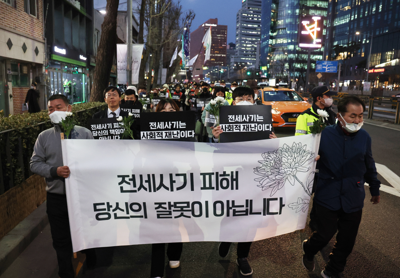 8일 서울역 앞에서 출발한 인천 미추홀구 전세사기 피해자를 위한 추모행진이 용산구 대통령실 방향을 향하고 있다. [연합]