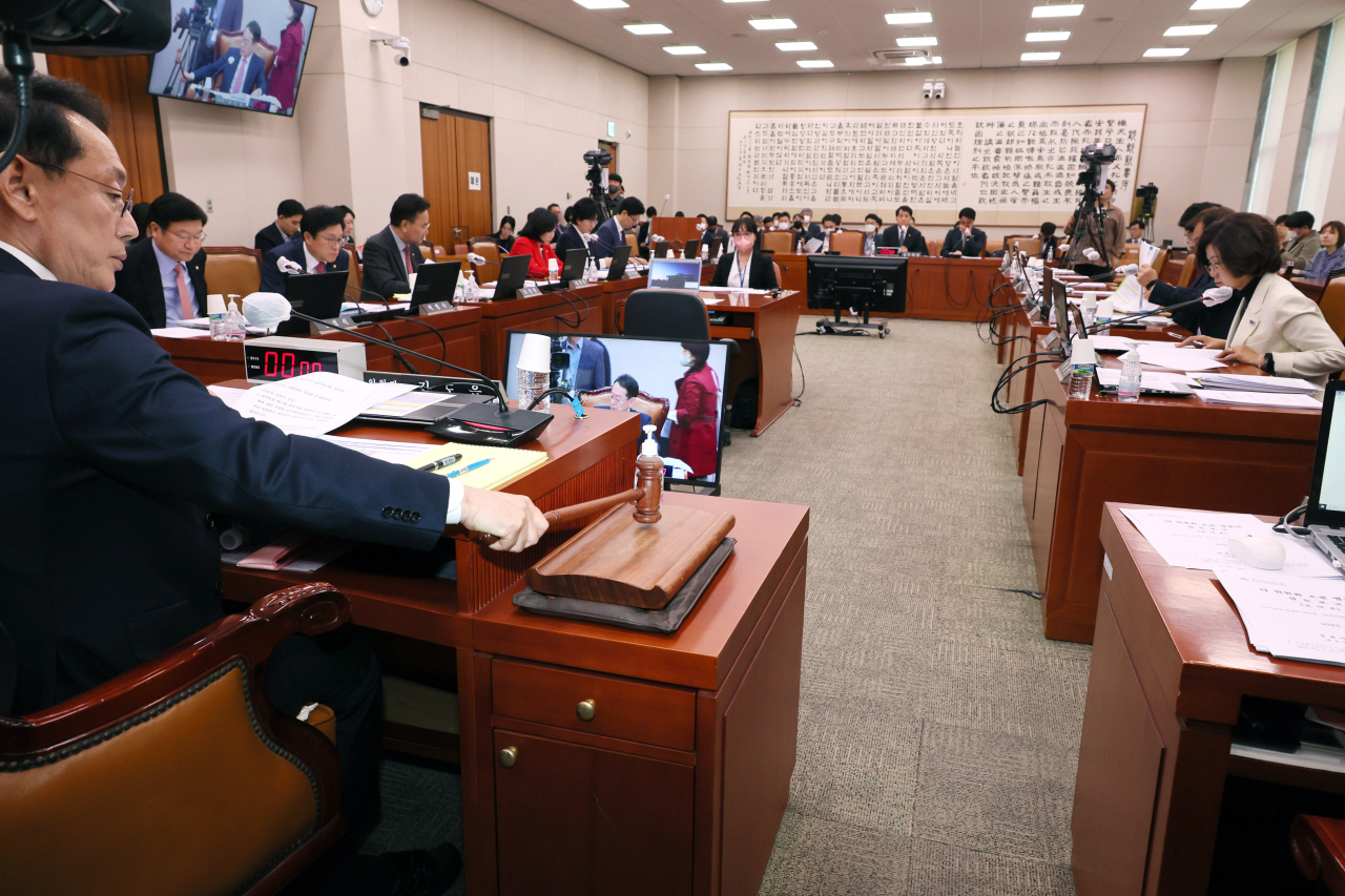 27일 오후 열린 국회 법제사법위원회 전체회의에서 김도읍 위원장이 의사봉을 두드리고 있다. 연합뉴스