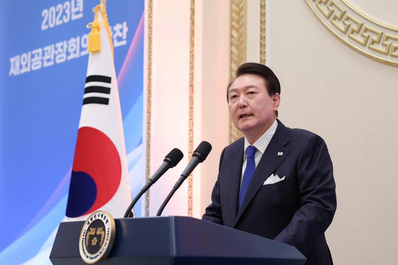 윤석열 대통령이 27일 오후 청와대 영빈관에서 열린 재외공관장 초청 만찬에서 만찬사를 하고 있다. [연합]