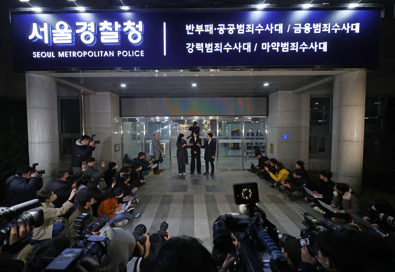 대마·프로포폴·코카인·케타민 등 마약류 투약 혐의를 받는 배우 유아인(본명 엄홍식)이 27일 오후 경찰 조사를 마친 뒤 서울경찰청 마약범죄수사대를 나서며 발언하고 있다. [연합]