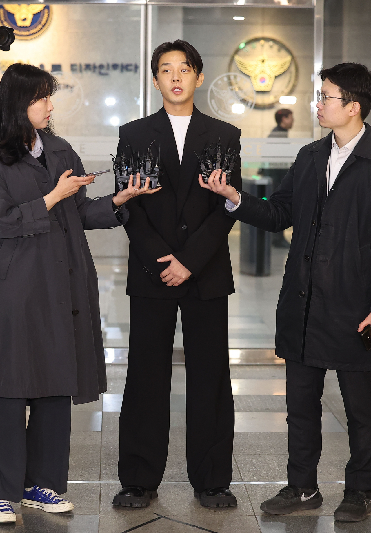 대마·프로포폴·코카인·케타민 등 마약류 투약 혐의를 받는 배우 유아인(본명 엄홍식)이 27일 오후 경찰 조사를 마친 뒤 서울경찰청 마약범죄수사대를 나서며 발언하고 있다. [연합]