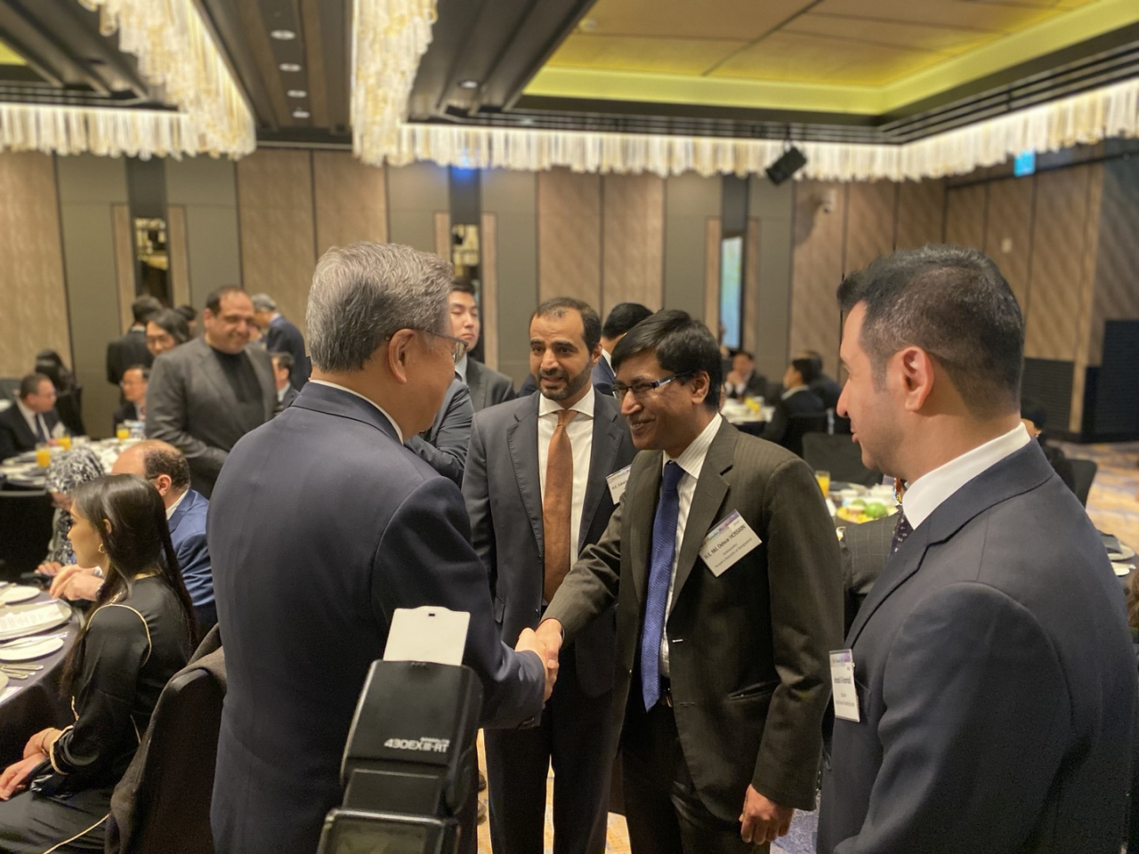Minister of Foreign Affairs Park Jin shakes hands with Bangladesh Ambassador to Korea Delwar Hossain at an Iftar dinner commemorating the Islamic holy month of Ramadan at the Four Seasons Hotel in Jung-gu, Seoul, Friday. (Sanjay Kumar/The Korea Herald)