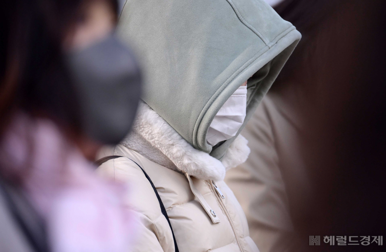 지난 27일 오전 서울 종로구 광화문네거리에서 시민이 두꺼운 외투를 입은채 이동하고 있다. [이상섭 기자]