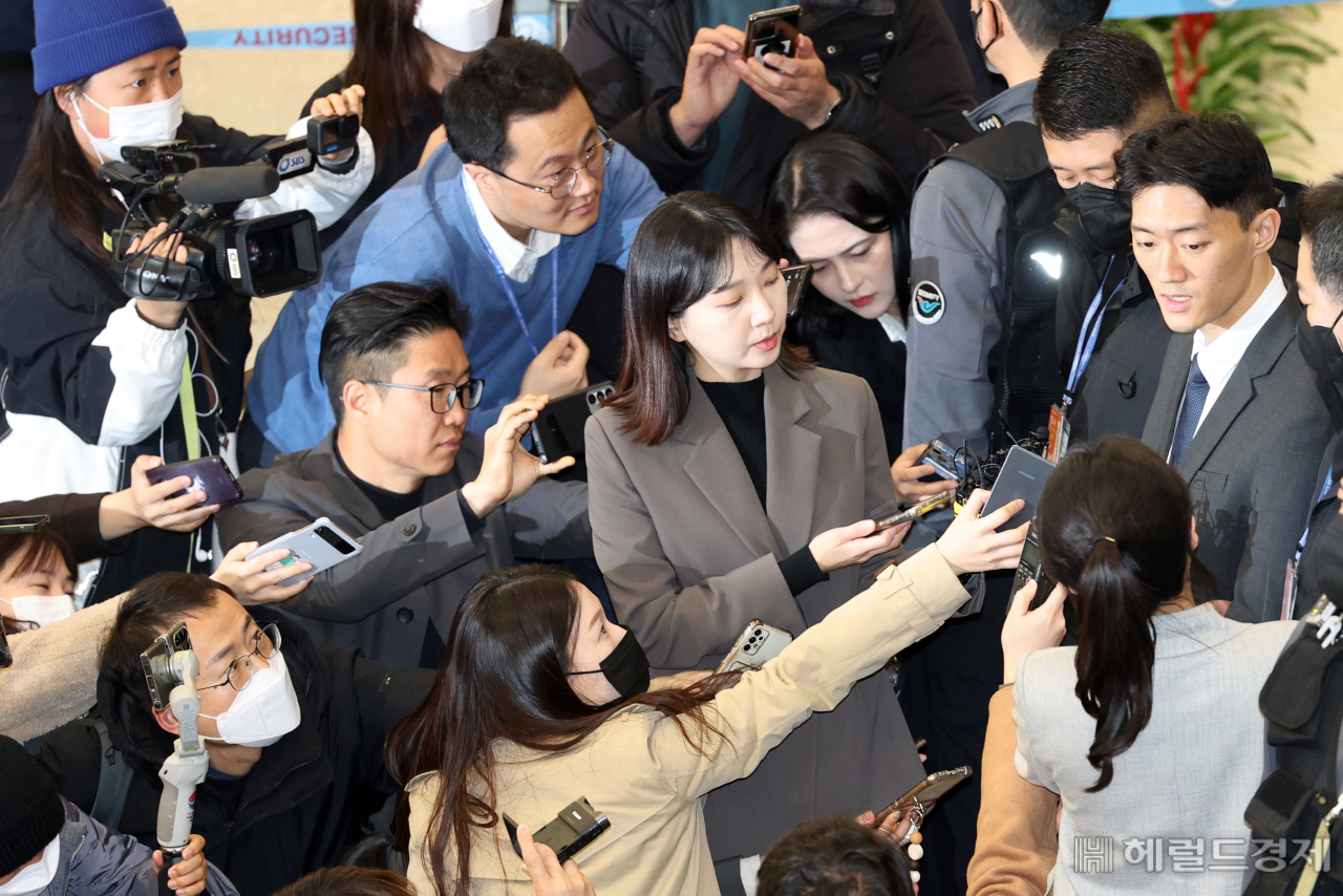 고 전두환씨 일가의 비자금 의혹 등을 폭로한 손자 전우원씨가 28일 새벽 인천국제공항을 통해 도착해 서울경찰청 마약범죄수사대로 연행되기 전 취재진 질문을 듣고 있다. 이상섭 기자