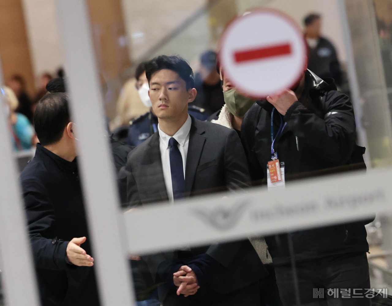 전두환 전 대통령 일가에 대한 폭로성 발언을 해온 손자 전우원 씨가 28일 오전 인천국제공항에서 서울경찰청 마약범죄수사대에 마약 투약 혐의로 체포된 뒤 입국장을 나서고 있다. 이상섭 기자