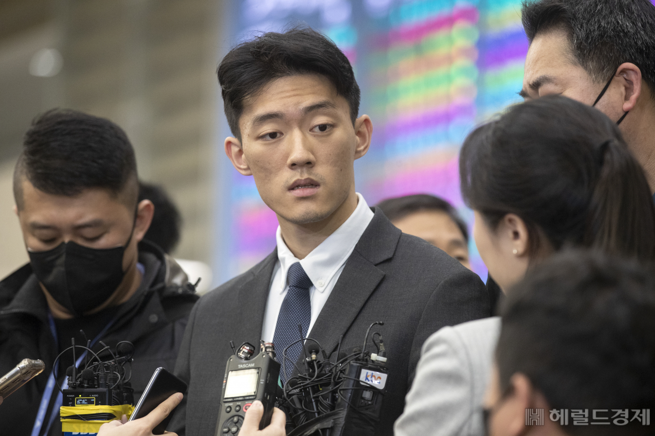 전두환 전 대통령 일가에 대한 폭로성 발언을 해온 손자 전우원 씨가 28일 오전 인천국제공항에서 서울경찰청 마약범죄수사대에 마약 투약 혐의로 체포된 뒤 입국장을 나서며 취재진의 질문에 답하고 있다. 이상섭 기자