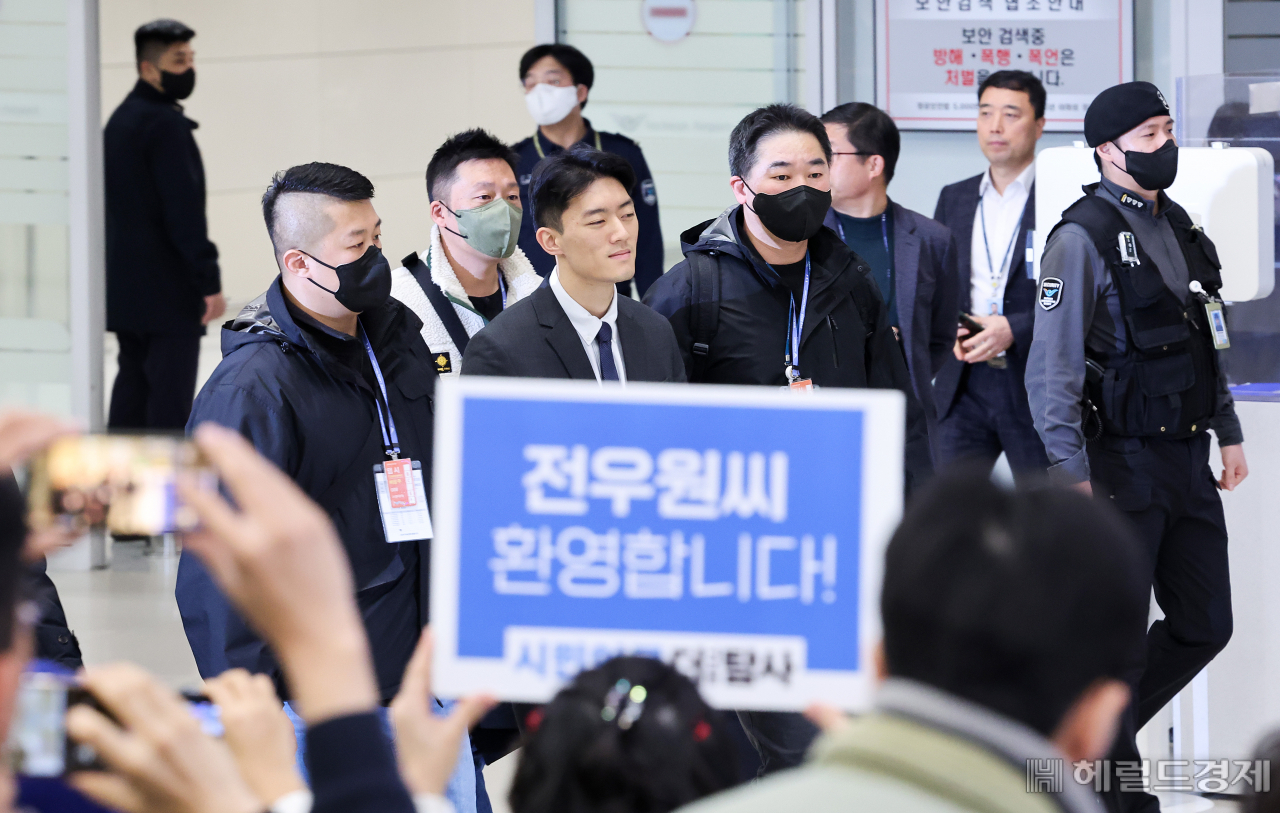 전두환 전 대통령의 손자 전우원 씨가 28일 새벽 인천국제공항을 통해 도착해 서울 경찰청 마약범죄수사대로 연행되기전 이동하고 있다. 이상섭 기자
