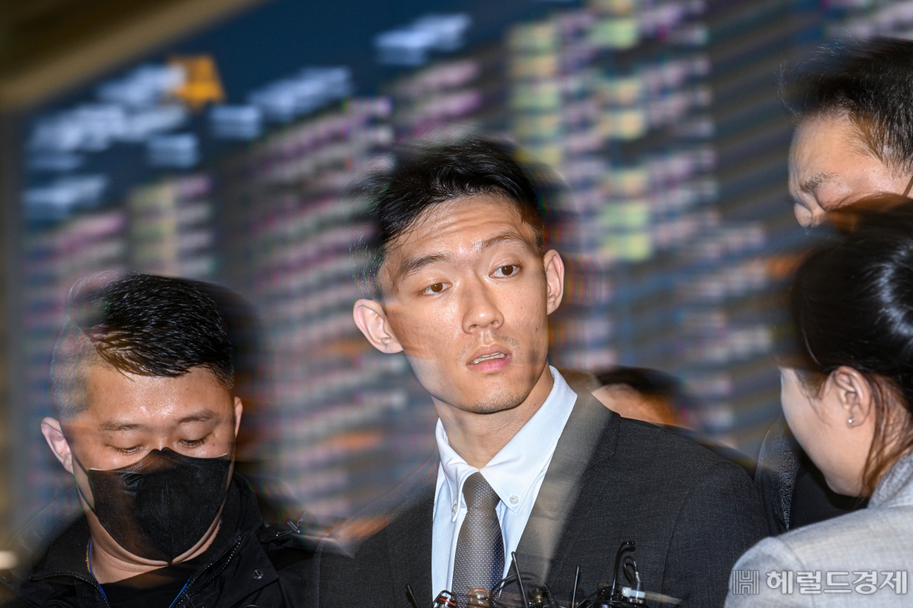 전두환 전 대통령 일가에 대한 폭로성 발언을 해온 손자 전우원 씨가 28일 오전 인천국제공항에서 서울경찰청 마약범죄수사대에 마약 투약 혐의로 체포된 뒤 입국장을 나서며 취재진의 질문에 답하고 있다. 이상섭 기자