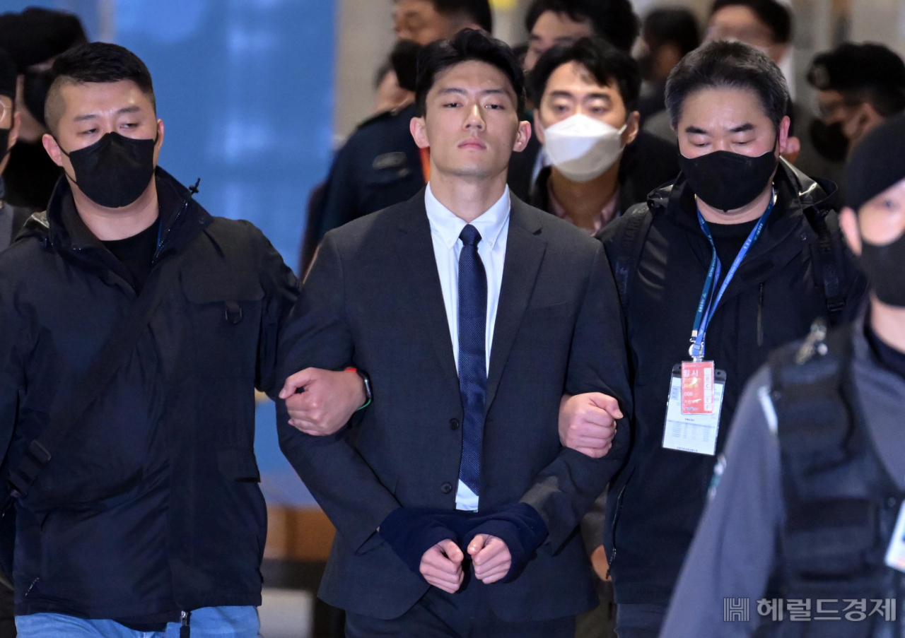 전두환 전 대통령 일가에 대한 폭로성 발언을 해온 손자 전우원 씨가 28일 오전 인천국제공항에서 서울경찰청 마약범죄수사대에 마약 투약 혐의로 체포된 뒤 입국장을 나서고 있다. 이상섭 기자