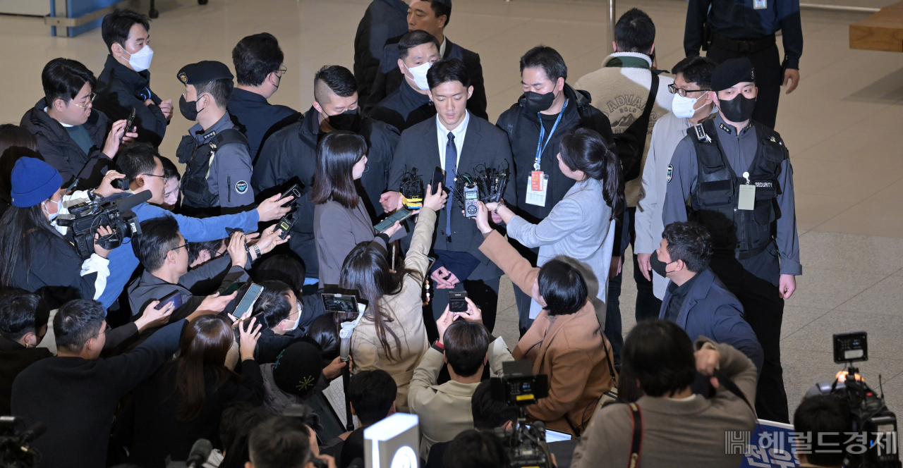 전두환 전 대통령 손자 전우원 씨가 28일 인천국제공항 제2터미널을 통해 입국하면서 취재진의 질문을 받고 있다. 마약 투약 혐의를 받는 전씨는 입국 직후 체포돼 마약수사대로 압송됐다. 이상섭 기자
